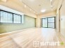 ～窓からはたっぷりの陽光～
・大きな窓から明るい陽光が舞い込みお部屋全体を心地のよい空間に。
・アクセントクロスでシンプルなお部屋もメリハリのある空間に。