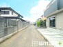 ～閑静な住宅街の立地～
・周辺は閑静な住宅街となっておりますので、静かな暮らしをご実現いただけます。
・前面道路の交通量も多くないので、小さなお子様がいるご家庭でもご安心ですね。

