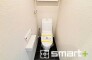 ～新品交換済みのトイレ～
・温水洗浄機能付きに新品交換済みなので快適ですね。
・トイレットペーパーや掃除用具などもしまえる収納付き。
