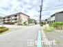 ～閑静な住宅街の立地～
・周辺は閑静な住宅街となっておりますので、静かな暮らしをご実現いただけます。
・前面道路の交通量も多くないので、小さなお子様がいるご家庭でもご安心ですね。
