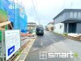 ～十分な広さのある前面道路～
・前面道路は約６ｍございますので、お車でのすれ違いも楽々で余計なストレスがかかりません。
・日々お車での移動が多い方には大切なポイントですね。（A号棟）
