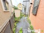～お庭もある余裕の敷地～
・広々した敷地にはお庭もご用意。お庭があるだけで余裕を感じますね。
・防草シートや人工芝の敷設などのオプションもお気軽にご相談くださいませ。
