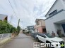～十分な広さのある前面道路～
・前面道路は約６ｍございますので、お車でのすれ違いも楽々で余計なストレスがかかりません。
・日々お車での移動が多い方には大切なポイントですね。
