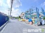 ～閑静な住宅街の立地～
・周辺は閑静な住宅街となっておりますので、静かな暮らしをご実現いただけます。
・前面道路の交通量も多くないので、小さなお子様がいるご家庭でもご安心ですね。
