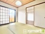 ～「和みの部屋」和室をご用意～
・ゴロンと寝転がったり、お子様のいるご家庭ではお子様を寝かしつけたり、などご活用いただける和室をご用意。
・やはり畳の香りは心が落ち着きますね。
