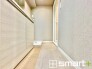 ～室内洗濯機置き場～
・室内に洗濯機置き場があるので、外の天候や気温に左右されずに洗濯できますね。
・たっぷりの収納スペースで洗面スペースもスッキリ片付きます。
