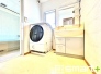 ～シャワー付き洗面台を採用～ ・洗面台の蛇口がホースで伸びシャワーとしてご利用可能。 ・朝の寝ぐせ直しなどにシャワーを使いたい時、洗面台の掃除をする際にも便利にお使いいただけます。