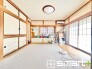 ～２面採光の明るいお部屋～
・和室は２面採光とする事で穏やかな陽の入る明るい空間となっております。
・くつろぎのプライベート時間を明るい空間で穏やかにお過ごしいただけます。
