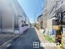 ～閑静な住宅街の立地～
・周辺は閑静な住宅街となっておりますので、静かな暮らしをご実現いただけます。
・前面道路の交通量も多くないので、小さなお子様がいるご家庭でもご安心ですね。
