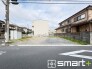 ～閑静な住宅街の立地～
・周辺は閑静な住宅街となっておりますので、静かな暮らしをご実現いただけます。
・前面道路の交通量も多くないので、小さなお子様がいるご家庭でもご安心ですね。
