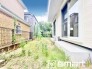 ～広々したお庭のある邸宅～
・余裕の敷地には広いお庭もご用意。
・ガーデニングや安らぎの空間として、倉庫を置いたりと様々な活用が可能です。
・人工芝の敷設などもお気軽にご相談くださいませ。
