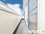 ～洗濯物も干しやすいバルコニー～
・陽当たり良好な南側のバルコニーは２部屋から出入りができて毎日のお洗濯も快適。
・物干し竿受けが標準装備されているのですぐにお使いいただけます。
