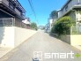 ～閑静な住宅街の立地～
・周辺は閑静な住宅街となっておりますので、静かな暮らしをご実現いただけます。
・前面道路の交通量も多くないので、小さなお子様がいるご家庭でもご安心ですね。
