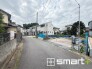 ～閑静な住宅街の立地～
・周辺は閑静な住宅街となっておりますので、静かな暮らしをご実現いただけます。
・前面道路の交通量も多くないので、小さなお子様がいるご家庭でもご安心ですね。
