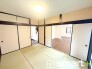 ～２面採光の明るいお部屋～
・和室は２面採光とする事で穏やかな陽の入る明るい空間となっております。
・玄関からも直接出入り可能なのでゲストルームにも利用できますね。