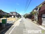 ～十分な広さのある前面道路～
・前面道路は約５ｍございますので、お車でのすれ違いも楽々で余計なストレスがかかりません。
・日々お車での移動が多い方には大切なポイントですね。
