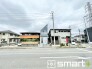 ～閑静な住宅街の立地～
・周辺は閑静な住宅街となっておりますので、静かな暮らしをご実現いただけます。
・前面道路の交通量も多くないので、小さなお子様がいるご家庭でもご安心ですね。
