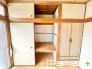 ～収納豊富な洋室～
・各居室に備え付けの収納をご用意。タンスなどを置く場合と比べ出っ張らないので部屋の中を有効のご活用いただけます。
・収納の広さなどぜひ現地でご確認くださいませ。
