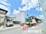 ～十分な広さのある前面道路～
・前面道路は約６ｍございますので、お車でのすれ違いも楽々で余計なストレスがかかりません。
・日々お車での移動が多い方には大切なポイントですね。
