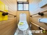 ～新品交換済みのトイレ～
・温水洗浄機能付きに新品交換済みなので快適ですね。
・窓があるので使用後や掃除の際には換気もできます。