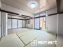 ～リビング横の和室～
・お子様のプレイルームやお昼寝、趣味のお部屋など、用途様々な１階和室。
・寝室はもちろん、玄関からも直接出入り可能なのでゲストルームにも利用できますね。
