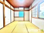 ～２面採光の明るいお部屋～
・和室は２面採光とする事で穏やかな陽の入る明るい空間となっております。
・くつろぎのプライベート時間を明るい空間で穏やかにお過ごしいただけます。
