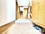 ～お出かけ前の身だしなみも～
・シューズボックスに姿見をご用意。
・朝の忙しい時間もお出かけ前にパっと服装をご確認いただけます。
・２０２６年１０月ペアガラス取付、玄関ドア交換、１１月床張り替え、１２月壁紙張替え
