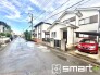 ～十分な広さのある前面道路～
・前面道路は約６ｍございますので、お車でのすれ違いも楽々で余計なストレスがかかりません。
・日々お車での移動が多い方には大切なポイントですね。
