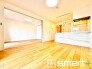 ～窓からたっぷりの陽光～
・穏やかな陽だまりに包まれる居心地の良いＬＤＫは、ご家族が自然と集まる憩いのスペース。
・家事をしながらご家族との会話が楽しめる人気のカウンターキッチンも魅力。
