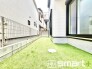 ～人工芝のある綺麗なお庭～
・標準で人工芝を敷設しておりますので、見た目にも綺麗なお庭となっております。
・人工芝の場合雑草が生えてこず、管理が楽なのも嬉しいポイントです。
