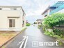 ～十分な広さのある前面道路～
・前面道路は約６ｍございますので、お車でのすれ違いも楽々で余計なストレスがかかりません。
・日々お車での移動が多い方には大切なポイントですね。
