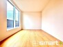 ～明るく暖かな光が差し込む洋室～
・大きな窓からたっぷりの光が舞い込み、お部屋全体を優しく包み込んでくれます。
・収納付きなので整理整頓しやすく、生活空間が広がりますね。
