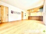 ～折下げ天井でオシャレな空間～
・キッチン部分に折下げ天井を施すことでリビングが広く見える効果もあり、開放的な空間が広がります。
・メリハリのあるオシャレなキッチンで毎日の家事も楽しくなりますね。
