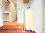 ～圧迫感のない明るい玄関～　
・備え付けのシューズボックスはたっぷりしまえて玄関がスッキリ片付きますね。
・格子戸のガラス部分からたくさんの陽が差し込み明るい玄関になります。