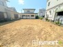 ～閑静な住宅街の立地～
・周辺は閑静な住宅街となっておりますので、静かな暮らしをご実現いただけます。
・前面道路の交通量も多くないので、小さなお子様がいるご家庭でもご安心ですね。
