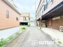 ～閑静な住宅街の立地～
・周辺は閑静な住宅街となっておりますので、静かな暮らしをご実現いただけます。
・前面道路の交通量も多くないので、小さなお子様がいるご家庭でもご安心ですね。
