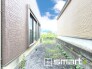 ～お庭もある余裕の敷地～
・広々した敷地にはお庭もご用意。お庭があるだけで余裕を感じますね。
・防草シートや人工芝の敷設などのオプションもお気軽にご相談くださいませ。
