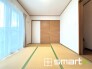 ～「和みの部屋」和室をご用意～
・ゴロンと寝転がったり、お子様のいるご家庭ではお子様を寝かしつけたり、などご活用いただける和室をご用意。
・やはり畳の香りは心が落ち着きますね。
