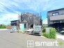 ～十分な広さのある前面道路～
・前面道路は約６ｍございますので、お車でのすれ違いも楽々で余計なストレスがかかりません。
・日々お車での移動が多い方には大切なポイントですね。
(１号棟)