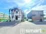 2号棟 ～十分な広さのある前面道路～
・前面道路は約６ｍございますので、お車でのすれ違いも楽々で余計なストレスがかかりません。
・日々お車での移動が多い方には大切なポイントですね。