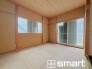 ～２面採光の明るいお部屋～
・和室は２面採光とする事で穏やかな陽の入る明るい空間となっております。
・くつろぎのプライベート時間を明るい空間で穏やかにお過ごしいただけます。
