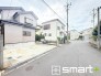 ～閑静な住宅街の立地～
・周辺は閑静な住宅街となっておりますので、静かな暮らしをご実現いただけます。
・前面道路の交通量も多くないので、小さなお子様がいるご家庭でもご安心ですね。
