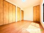 ～明るく暖かな光が差し込む洋室～
・窓からたっぷりの光が舞い込み、お部屋全体を優しく包み込んでくれます。
・くつろぎのプライベート時間を明るい空間で穏やかにお過ごしいただけます。
