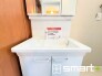 ～シャワー付き洗面化粧台～
・新品交換した洗面化粧台はシャワー付きなので、寝ぐせ直しや洗面ボウルのお掃除にも便利です。
・使い勝手の良い三面鏡タイプも嬉しいですね。
