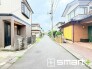 ～十分な広さのある前面道路～
・前面道路は約４ｍございますので、お車でのすれ違いも可能で余計なストレスがかかりません。
・日々お車での移動が多い方には大切なポイントですね。

