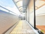 ～洗濯物も干しやすいバルコニー～
・陽当たり良好のバルコニーは2部屋から出入りができて毎日のお洗濯も快適。
・物干し竿受けが標準装備されているのですぐにお使いいただけます。
