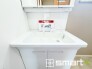 ～シャワー付き洗面台を採用～
・洗面台の蛇口がホースで伸びシャワーとしてご利用可能。
・朝の寝ぐせ直しなどにシャワーを使いたい時、洗面台の掃除をする際にも便利にお使いいただけます。
