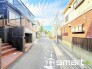～閑静な住宅街の立地～
・周辺は閑静な住宅街となっておりますので、静かな暮らしをご実現いただけます。
・前面道路の交通量も多くないので、小さなお子様がいるご家庭でもご安心ですね。
