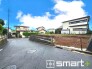 ～十分な広さのある前面道路～
・前面道路は約５ｍございますので、お車でのすれ違いも楽々で余計なストレスがかかりません。
・日々お車での移動が多い方には大切なポイントですね。
