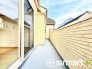 ～洗濯物も干しやすいバルコニー～
・陽当たり良好のバルコニーは2部屋から出入りができて毎日のお洗濯も快適。
・物干し竿受けが標準装備されているのですぐにお使いいただけます。
